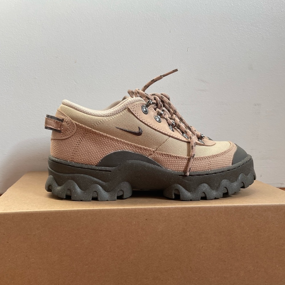 Nike Lahar Low 5.5 Women’s/ 4 boys in Hemp/Smoke-Grain-Orange colorway